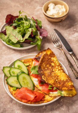 Keto öğle yemeği - ricotta ve füme somon ile servis edilen keto krepleri