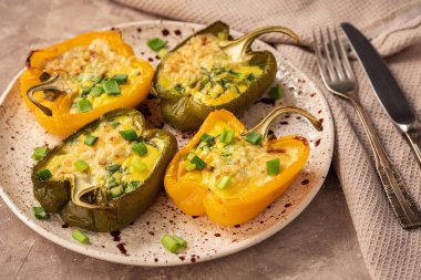 Keto diyet yemeği. Yumurta, peynir ve pastırmayla doldurulmuş biber. Fırında pişirilmiş..