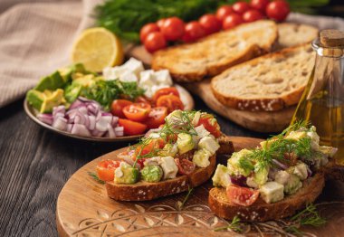 Lezzetli ve sağlıklı avokado, vişneli domates ve peynirli sandviç. Avokado, domates ve peynirli tost..