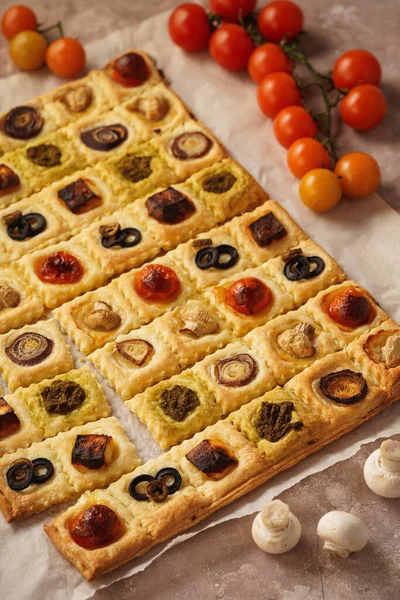 Blätterteig Mini Kuchen Mit Kirschtomaten Pilzen Oliven Feta Käse Und — Stockfoto