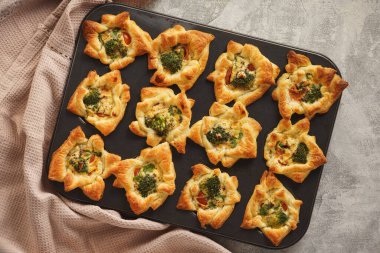 Brokoli ve mozzarella soslu tuzlu börek..    