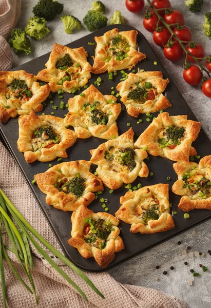 Herzhafte Blätterteigmuffins Mit Brokkoli Und Mozzarella — Stockfoto