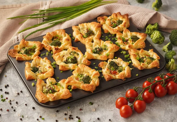 Muffin Pasta Sfoglia Salata Con Broccoli Mozzarella Foto Stock Royalty Free