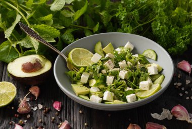 Ketojenik diyet yeşil salata, salatalık, avokado, peynir ve limon soslu..    