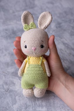 El yapımı örgü Amigurumi tavşan oyuncağı..