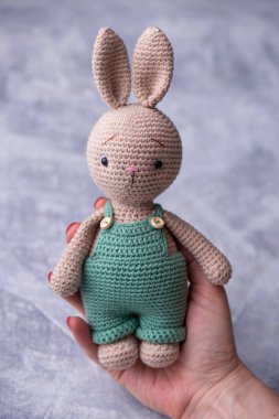 El yapımı örgü Amigurumi tavşan oyuncağı..