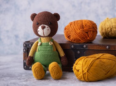 El yapımı ayı oyuncakları, amigurumi. El yapımı doldurulmuş oyuncak..