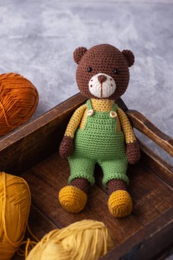 El yapımı ayı oyuncakları, amigurumi. El yapımı doldurulmuş oyuncak..