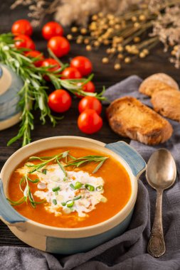 Koyu ahşap zemin üzerinde domates çorbası