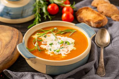 Koyu ahşap zemin üzerinde domates çorbası