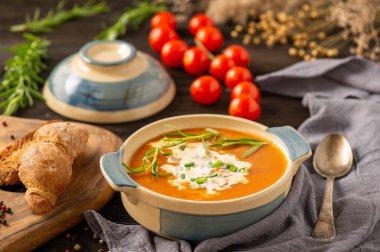 Koyu ahşap zemin üzerinde domates çorbası