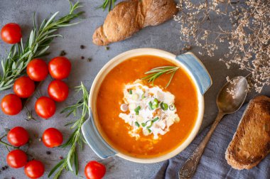 Gri arkaplanda domates çorbası