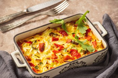 Kabaklı güveç, peynir, yumurta, domates, yeşil soğan ve somon parçaları. Keto.
