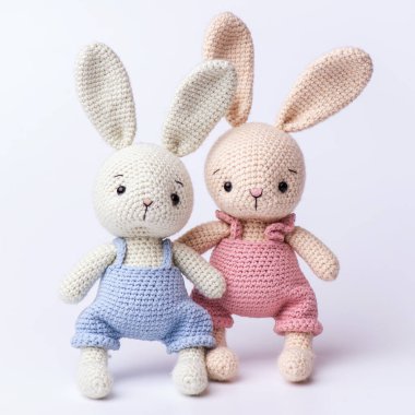 El yapımı örülmüş tavşan oyuncağı, amigurumi. Handamde doldurulmuş oyuncak.