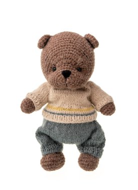 El yapımı tığ işi ayı oyuncağı, oyuncak Amigurumi. İzole edilmiş.