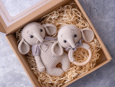 El yapımı tığ işi fil seti, oyuncak ve çıngırak, amigurumi.