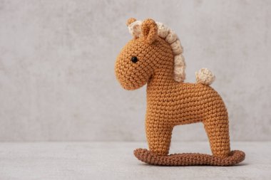 El yapımı oyuncak at, amigurumi. El yapımı yumuşak oyuncaklar..