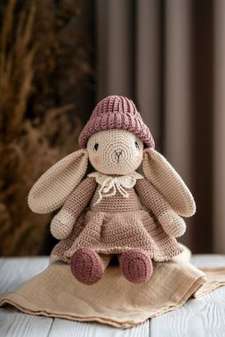 El yapımı örülmüş tavşan oyuncağı, amigurumi. Handamde oyuncakları.