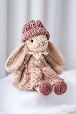 El yapımı örülmüş tavşan oyuncağı, amigurumi. Handamde oyuncakları.