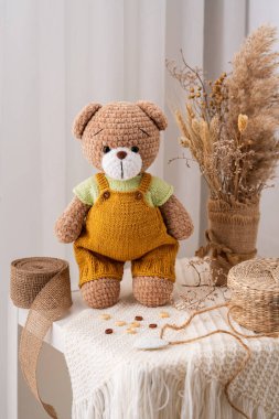 El yapımı tığ işi ayı oyuncağı, amigurumi. El yapımı doldurulmuş oyuncaklar. 
