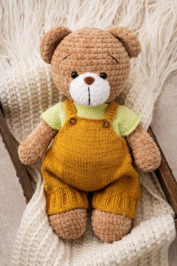 El yapımı tığ işi ayı oyuncağı, amigurumi. El yapımı doldurulmuş oyuncaklar. 