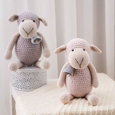 El yapımı oyuncak koyun, amigurumi. El yapımı yumuşak oyuncak.