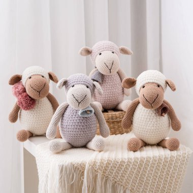 El yapımı oyuncak koyun, amigurumi. El yapımı yumuşak oyuncak.