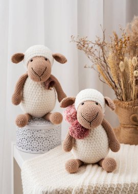 El yapımı oyuncak koyun, amigurumi. El yapımı yumuşak oyuncak.