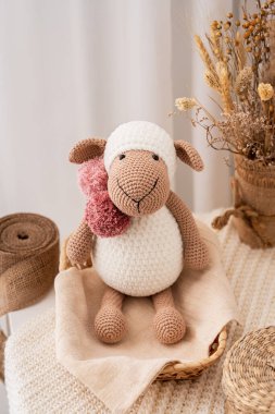 El yapımı oyuncak koyun, amigurumi. El yapımı yumuşak oyuncak.