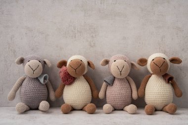 El yapımı oyuncak koyun, amigurumi. El yapımı yumuşak oyuncak.