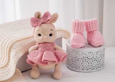 Örgü oyuncakların çeşitleri. Tavşan ve bebek poposu. El yapımı yumuşak oyuncaklar.