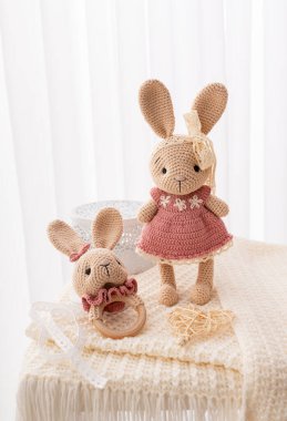 El yapımı örülmüş tavşan oyuncağı, amigurumi. Handamde oyuncakları.