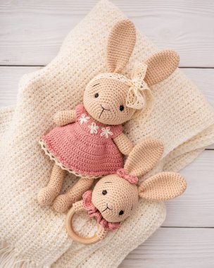 El yapımı örülmüş tavşan oyuncağı, amigurumi. Handamde oyuncakları.