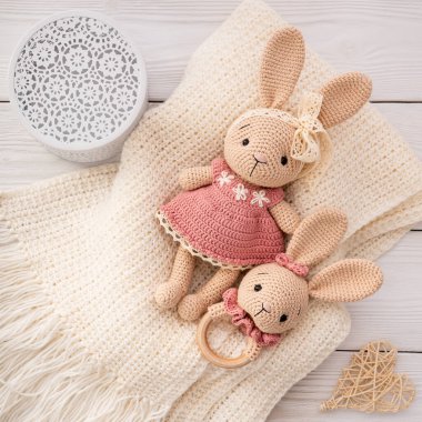 El yapımı örülmüş tavşan oyuncağı, amigurumi. Handamde oyuncakları.