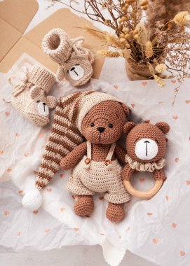 Örgü oyuncakların çeşitleri. Ayı, bebek çıngırağı ve bebek poposu. El yapımı yumuşak oyuncaklar.