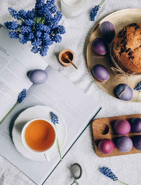 Puncak Tampilan Komposisi Paskah Telur Secangkir Teh Buku Bunga Kue — Stok Foto
