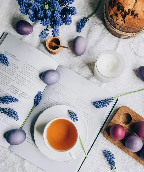 Vista Superior Composición Pascua Huevos Taza Libro Flores Pastel Pascua — Foto de Stock