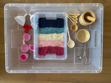 Duyusal bir kutu oyun pilavı ile dolu güzel bir mezarda sipariş edilmiş.