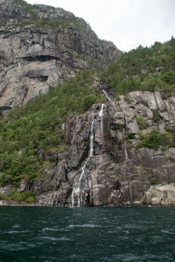 Norveç 'te Lysefjord' da bir şelale