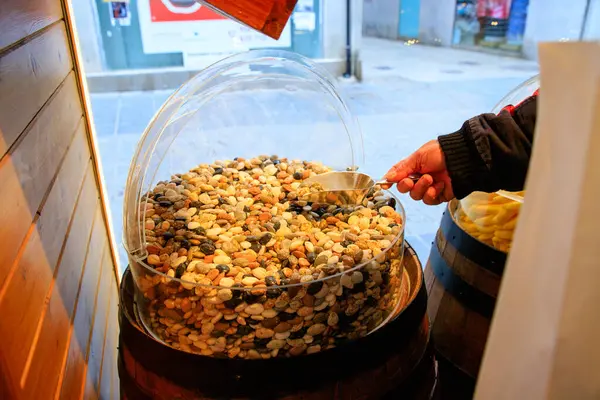 Mağazadaki renkli plastik kaseler, renkli şeker çeşitleriyle dolu canlı plastik kaseler, enfes bir mağazada cazip bir gösteri yaratıyor..