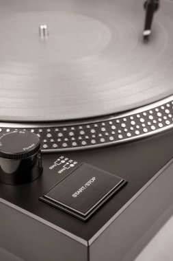 Bir vinil kayıt bir pikap üzerinde oynama