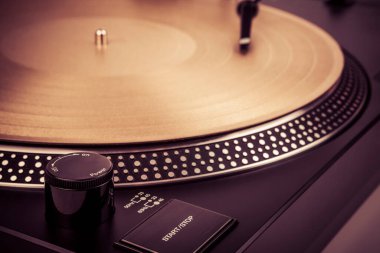 Bir vinil kayıt bir pikap üzerinde oynama