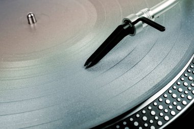 Bir vinil kayıt bir pikap üzerinde oynama