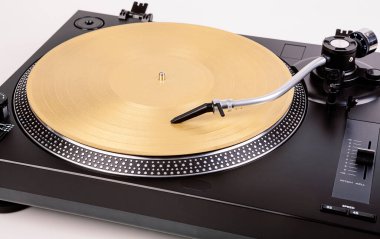 Bir vinil kayıt bir pikap üzerinde oynama