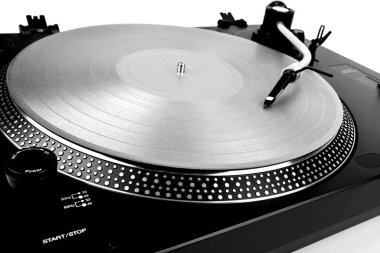 Bir vinil kayıt bir pikap üzerinde oynama