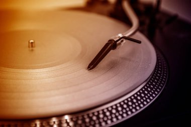 Bir vinil kayıt bir pikap üzerinde oynama