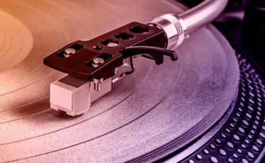 Bir vinil kayıt bir pikap üzerinde oynama