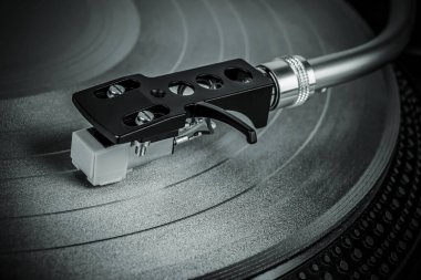 Bir vinil kayıt bir pikap üzerinde oynama