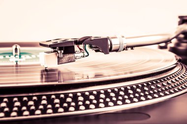 Bir vinil kayıt bir pikap üzerinde oynama