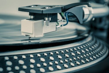 Bir vinil kayıt bir pikap üzerinde oynama